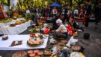 Upacara Ngertakeun Bumi Lamba diinisiasi pada 2008, berawal dari perjalanan masyarakat adat Sunda ke Suku Baduy untuk bertemu dengan sesepuh dan menyampaikan bahwa ada tiga gunung di wilayah Jawa Barat yang diamanatkan, yaitu Gunung Gede Pangrango, Gunung Tangkuban Parahu, dan Gunung Wayang.