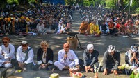 Ngertakeun Bumi Lamba merupakan tradisi yang dianut masyarakat Sunda berupa ritual upacara adat yang dilakukan untuk menyucikan gunung, serta memberikan ucapan terima kasih secara khusus kepada alam.