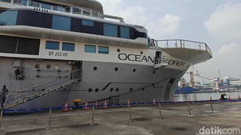 Kapal riset OceanXplorer milik OceanX sedang bersandar di Pelabuhan Tanjung Priok, Jakarta Utara, sejak 8 Juli 2024, usai merampungkan tahap ketiga misi eksplorasi laut Indonesia rute perairan Padang - Jakarta. Foto: Rachmatunnisa/detikcom