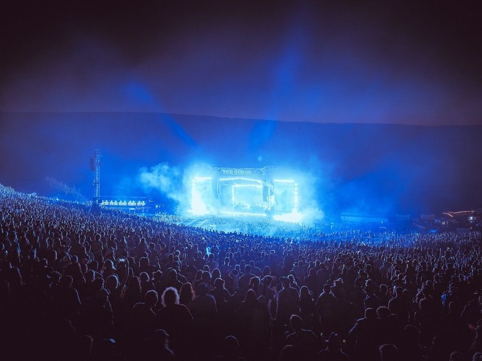 Odesza Konser Odesza harus berhenti karena area dekat venue mengalami kebakaran.