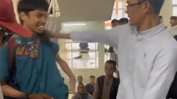 Oknum dosen terlibat cekcok dengan mahasiswa di kampus UNM gegara pembelian almamater.