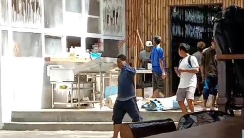 Orang suruhan Direktur PT Carpedien David Alexandre Guy De Faria, Rabu siang (10/7/2024). (Dokumentasi warga)