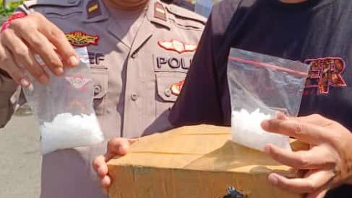 Paket sepatu berisi sabu yang diserahkan oleh sopir travel kepada polantas di Surabaya.