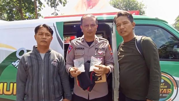 Paket sepatu berisi sabu yang diserahkan oleh sopir travel kepada polantas di Surabaya.