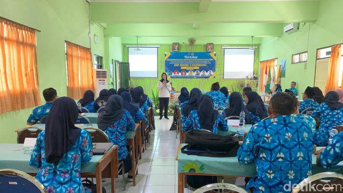 Para guru di Sidoarjo diberi edukasi soal dampak pornografi dan bullying pada siswa
