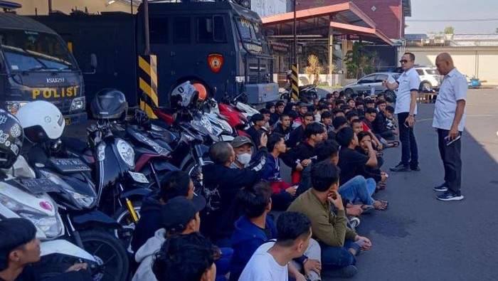 Para pesilat penggembira yang diamankan di Mojokerto