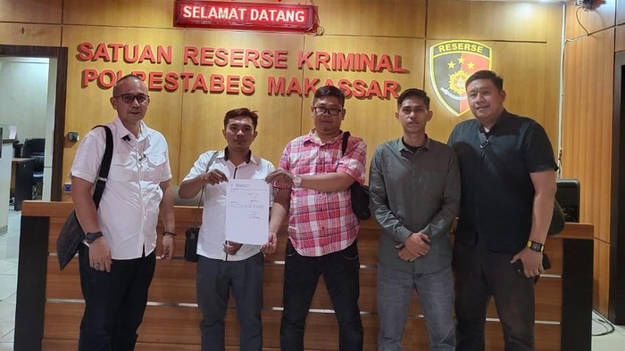 Tim hukum PDAM Makassar melaporkan mantan karyawan PDAM Makassar berinisial RS ke Polrestabes Makassar pada Rabu (10/7).