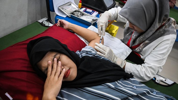 Petugas kesehatan memasangkan alat kontrasepsi jenis KB implan kepada akseptor di Kantor Kelurahan Bakti Jaya, Setu, Tangerang Selatan, Banten, Rabu (10/7/2024). Dinas Pemberdayaan Perempuan Perlindungan Anak Pengendalian Penduduk dan Keluarga Berencana (DP3AP2KB) Kota Tangerang Selatan melaksanakan layanan Safari Keluarga Berencana (KB) guna meningkatkan kesertaan penggunaan metode kontrasepsi jangka panjang pada wanita berupa implan dan Intrauterine Device (IUD). ANTARA FOTO/Sulthony Hasanuddin/tom.