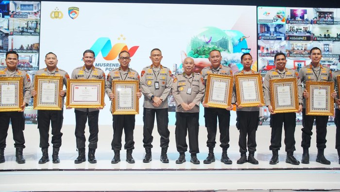 Pemberian penghargaan Kapolri terhadap jajaran polres di Jatim termasuk Polres Jombang.