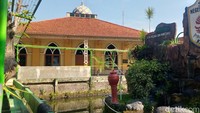 Kolam SMAN 1 Cawas, Klaten berada di selatan kompleks sekolah. Di tengah kolam terdapat taman dengan air terjun buatan dan di barat terdapat masjid sekolah.