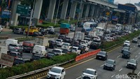 Titik macet berada di dekat gerbang tol Cawang.