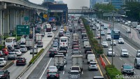 Tol Dalam Kota dari Cawang, Jakarta Timur, arah Kuningan, Jakarta Selatan, terpantau macet pada hari Rabu (10/7/2024) pukul 15.00 WIB.