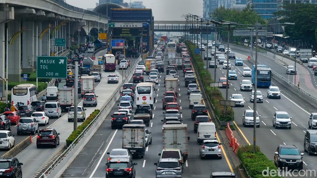 Penampakan Macet Panjang di Tol Dalam Kota Cawang Arah Kuningan