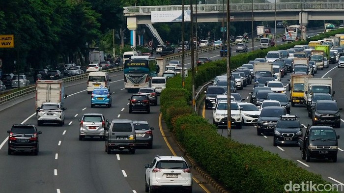 Tol Dalam Kota dari Cawang, Jakarta Timur, arah Kuningan, Jakarta Selatan, terpantau macet pada hari Rabu (10/7/2024) pukul 15.00 WIB.