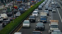 Kemacetan di Tol Dalam Kota merupakan imbas kepadatan di pertemuan arus lalin jalur arteri.