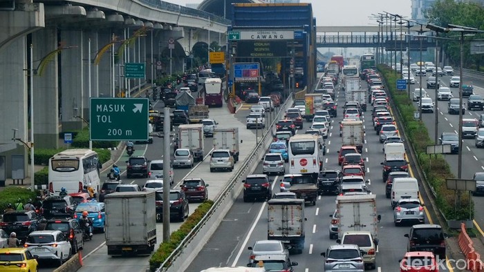 Tol Dalam Kota dari Cawang, Jakarta Timur, arah Kuningan, Jakarta Selatan, terpantau macet pada hari Rabu (10/7/2024) pukul 15.00 WIB.