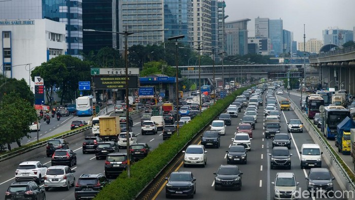 Tol Dalam Kota dari Cawang, Jakarta Timur, arah Kuningan, Jakarta Selatan, terpantau macet pada hari Rabu (10/7/2024) pukul 15.00 WIB.