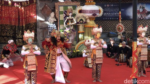 Penampilan Topeng Legong dari Sanggar Seni Gita Mahardika dan Komunitas Seni CAPBATA dalam PKB di Art Center, Denpasar, Rabu (10/7/2024). (Ida Bagus Putu Mahendra/detikBali)