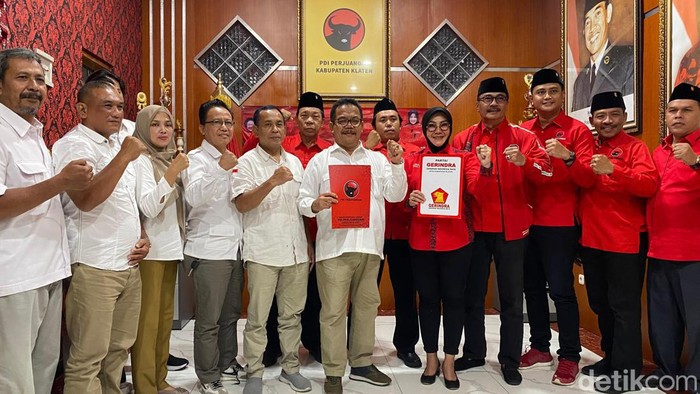 Penandatanganan MoU koalisi oleh Ketua DPC PDIP Klaten Sri Mulyani dan Ketua DPC Gerindra Hariyanto di Kantor DPC PDIP Klaten, Selasa (9/7/2024).
