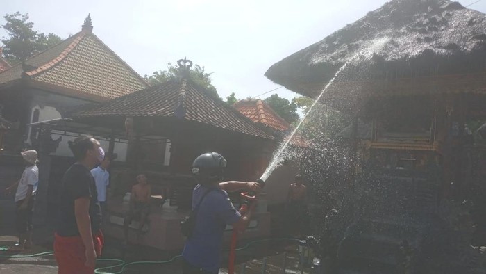 Penanganan kebakaran Pura Merajan Arya Wang Bang Pinatih di Desa Negari, Kecamatan Banjarangkan, Klungkung, Rabu (10/7/2024) (Dok. Damkar Klungkung)