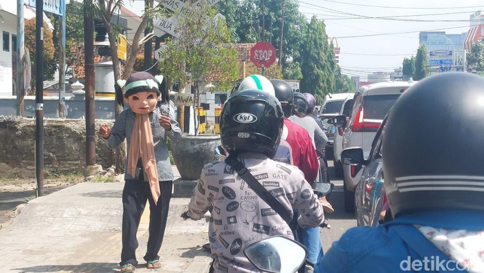 Pengamen berkedok topeng badut di Kota Cirebon