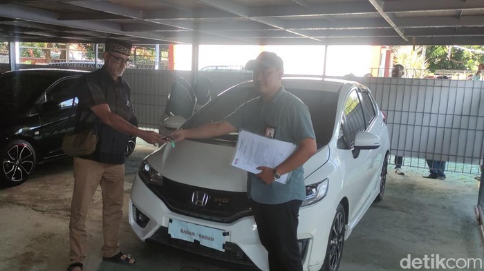 Pengembalian mobil hasil sitaan KPK kepada keluarga Sunjaya Purwadisastra
