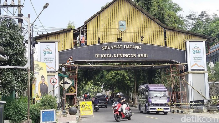 Perbaikan gapura selamat datang di Kuningan