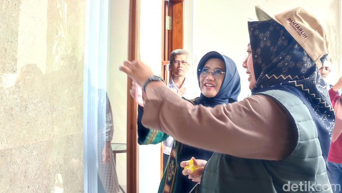 Petugas Pantarlih melakukan coklit di rumah bakal calon Bupati Ciamis Herdiat Sunarya di Kawasan Gayam Ciamis.