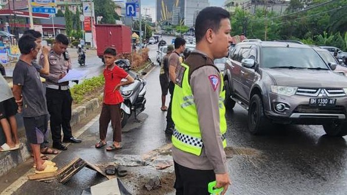 Petugas saat melakukan olah TKP kecelakaan lalu lintas di Jalan Kapten A. Bakaruddin, Kota Jambi.