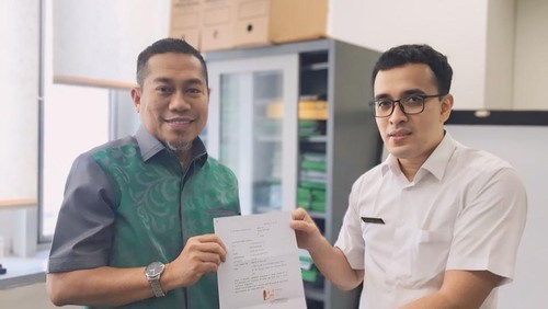 Pj Wali Kota Bima, Mohammad Rum, saat menyerahkan surat pengunduran diri kepada R Hendi Nur Kusuma selaku Kepala Subdirektorat Wilayah 1 pada Direktorat Fasilitas Kepala Daerah dan DPRD, Ditjen Otonomi Daerah, Kemendagri, Rabu (10/7/2024). (Dok. pribadi Mohammad Rum)