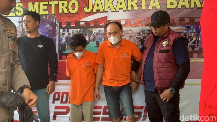 Polisi menampilkan Ryan Fauzi bang jago, pria bergolok yang merampas handphone (HP) di sebuah warteg di kawasan Grogol Petamburan, Jakbar. (Taufiq S/detikcom)