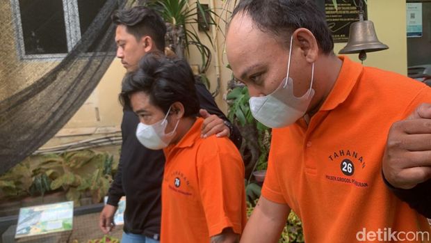 Polisi menampilkan Ryan Fauzi 'bang jago', pria bergolok yang merampas handphone (HP) di sebuah warteg di kawasan Grogol Petamburan, Jakbar. (Taufiq S/detikcom)