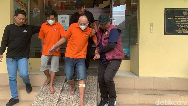 Polisi menampilkan Ryan Fauzi 'bang jago', pria bergolok yang merampas handphone (HP) di sebuah warteg di kawasan Grogol Petamburan, Jakbar. (Taufiq S/detikcom)