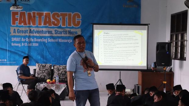 Polisi saat memberikan penyuluhan bahaya narkoba di salah satu sekolah di Subang