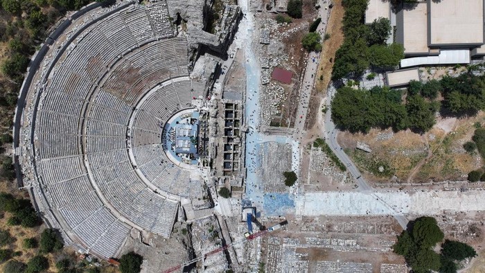 Potret Gerbang Koressos di Kota Kuno Efesus Turki Digali IZMIR, TURKIYE - JULY 03: An aerial view of Ephesus, designated as a UNESCO World Heritage Site in 2015, shows visitors as excavation continues to unearth the Koressos Gate, one of the three major gates of the ancient city of Ephesus, in Izmir, Turkiye on July 03, 2024. Excavation and restoration works have been ongoing for 161 years in Ephesus, one of the largest tourism, trade and port cities of the ancient period. (Photo by Mehmet Emin Menguarslan/Anadolu via Getty Images)