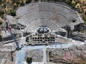Potret Gerbang Koressos di Kota Kuno Efesus Turki Digali