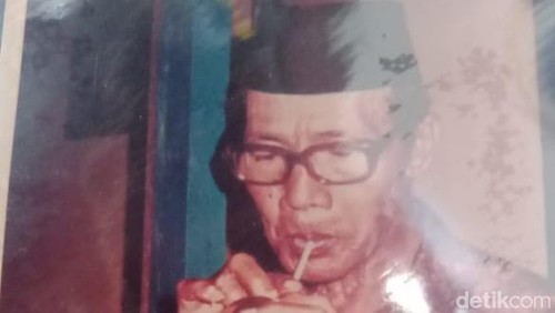 Potret I Made Ebuh memakai peci yang diberikan Bung Karno.