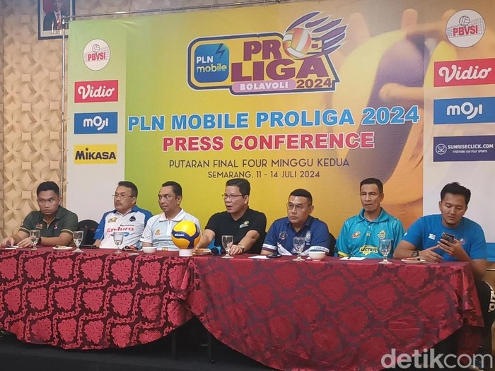 Perwakilan tim-tim final four PLN Mobile Proliga 2024 mengikuti jumpa pers bersama awak media di Hotel Grand Edge Semarang, Rabu (10/7/2024).