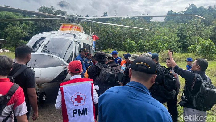 Proses evakuasi korban longsor tambang emas ilegal di Bone Bolango, Gorontalo.
