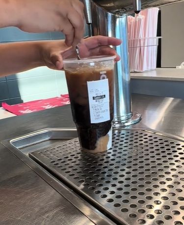 Barista Perlihatkan Pesanan Kopi Ekstrem dengan Tambahan Banyak Gula