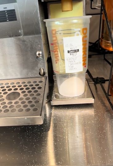 Barista Perlihatkan Pesanan Kopi Ekstrem dengan Tambahan Banyak Gula