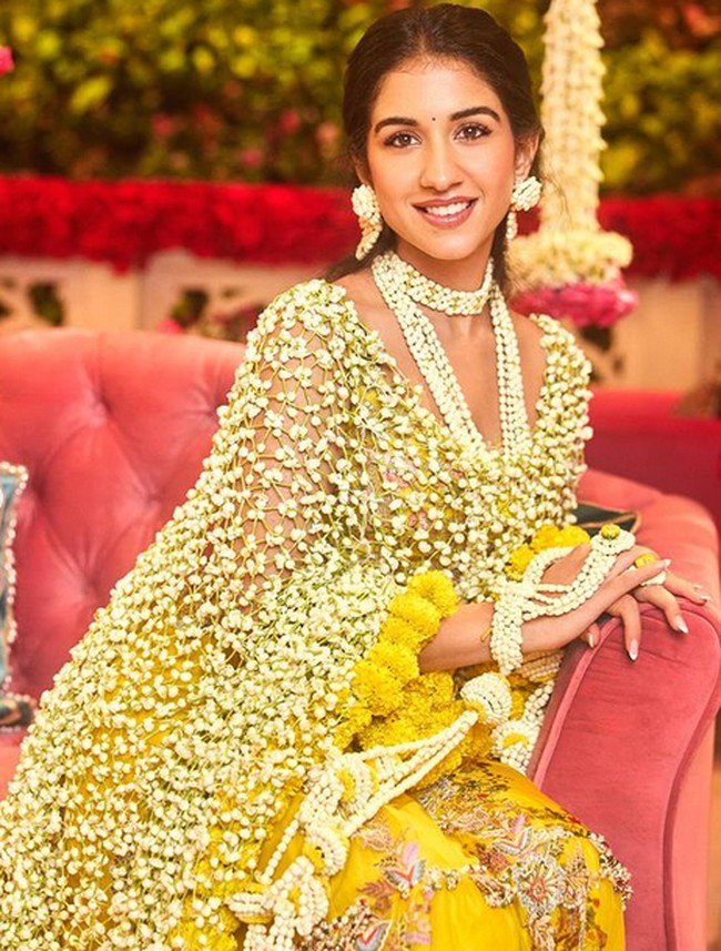 Radhika Merchant, calon menantu dari Nita dan Mukesh Ambani yang merupakan orang terkaya Asia itu menggelar upacara haldi atau semacam tradisi siraman khas India. Foto: dok. Instagram