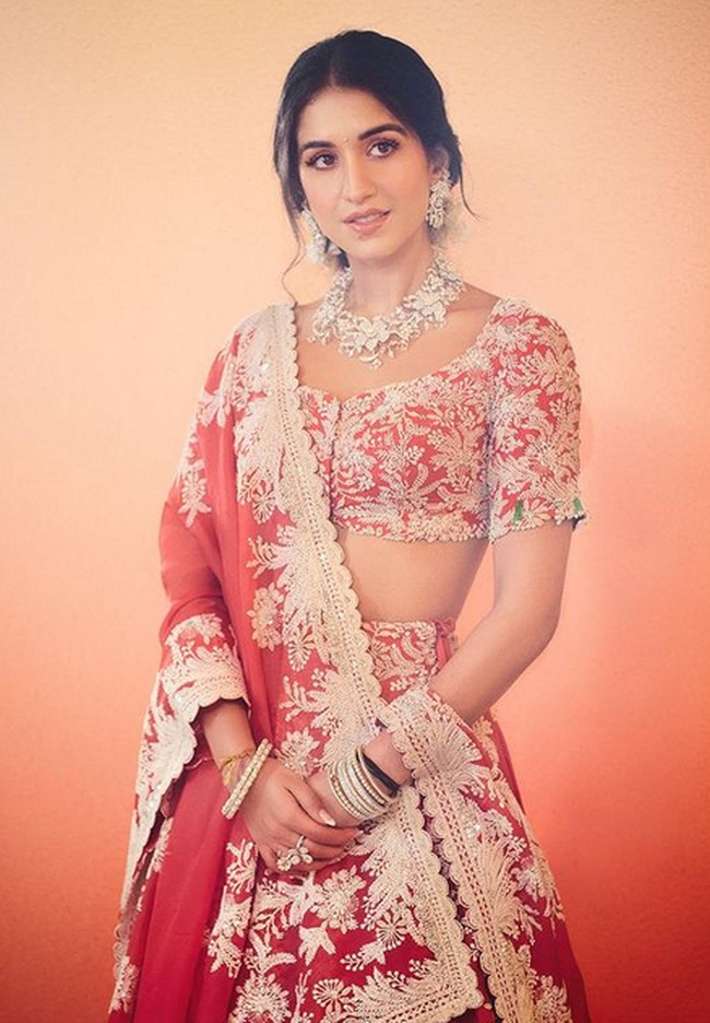 Setelah acara tersebut, wanita 29 tahun itu berganti baju mengenakan kain sari warna merah. Upacara haldi bermakna penyucian diri untuk pasangan menjelang pernikahan. Upacara tersebut sebagai simbol dari kebahagiaan untuk memulai hidup baru bersama. Foto: dok. Instagram