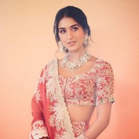 Setelah acara tersebut, wanita 29 tahun itu berganti baju mengenakan kain sari warna merah. Upacara haldi bermakna penyucian diri untuk pasangan menjelang pernikahan. Upacara tersebut sebagai simbol dari kebahagiaan untuk memulai hidup baru bersama. Foto: dok. Instagram