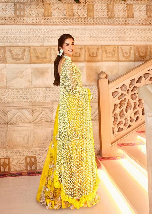 Inilah pesona calon pengantin wanita yang terlihat cantik natural dan tampak bersahaja dengan rangkaian melati yang dibuat seperti baju. Foto: dok. Instagram