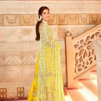 Inilah pesona calon pengantin wanita yang terlihat cantik natural dan tampak bersahaja dengan rangkaian melati yang dibuat seperti baju. Foto: dok. Instagram