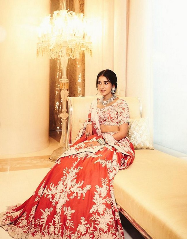 Detail sulaman di busananya memperindah penampilan Radhika. Perhiasan kalung dan anting bold juga digunakan oleh Radhikan. Foto: dok. Instagram