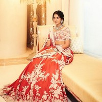 Detail sulaman di busananya memperindah penampilan Radhika. Perhiasan kalung dan anting bold juga digunakan oleh Radhikan. Foto: dok. Instagram