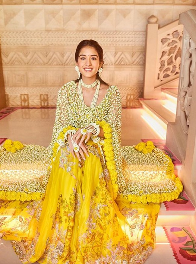 Radhika gaun kuning yang ditutupi dengan rompi melati. Dia pun terlihat menggunakan ronce melati di leher dan pergelangan tangannya yang dibentuk seperti perhiasan. Foto: dok. Instagram