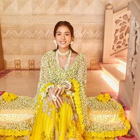 Radhika gaun kuning yang ditutupi dengan rompi melati. Dia pun terlihat menggunakan ronce melati di leher dan pergelangan tangannya yang dibentuk seperti perhiasan. Foto: dok. Instagram